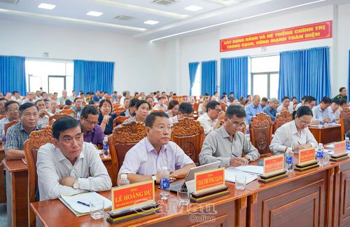 Lãnh đạo các đơn vị, sở, ngành và đông đảo cử tri tham dự hội nghị.