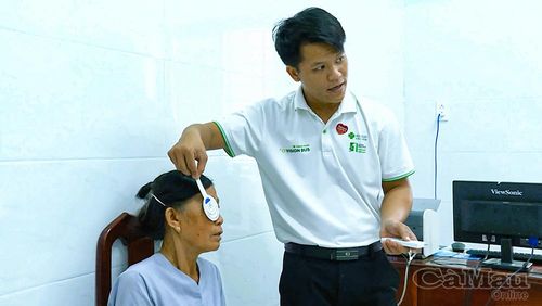 Kiểm tra thị lực cho người lớn tuổi.