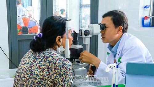  Bác sĩ Bệnh viện Mắt Sài Gòn Minh Hải soi đáy mắt để phát hiện sớm các bệnh về mắt cho người dân.