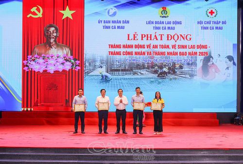 Phó Chủ tịch UBND tỉnh Huỳnh Chí Nguyện trao Bằng khen của Chủ tịch UBND tỉnh cho các tập thể có thành tích tiêu biểu.