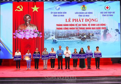 Phó Chủ tịch UBND tỉnh Huỳnh Chí Nguyện và Chủ tịch LĐLĐ tỉnh Lý Công Bắc trao bảng tượng trưng hỗ trợ 9 căn nhà “Mái ấm công đoàn”.