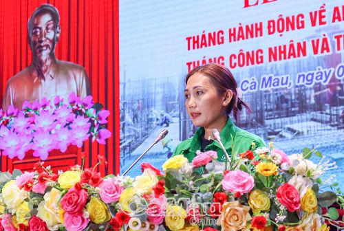 Chị Huỳnh Ngọc Trang (Công ty Cổ phần Môi trường đô thị Cà Mau) phát biểu tại buổi lễ.