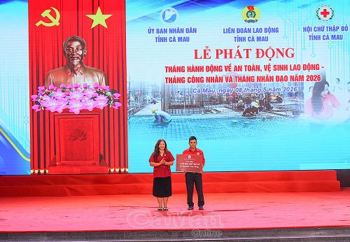 Phó Chủ tịch Hội Chữ thập đỏ tỉnh Hồ Quý Nhi trao bảng tượng trưng hỗ trợ căn nhà “Chữ thập đỏ” cho hộ gia đình khó khăn trên địa bàn xã Phước Long.