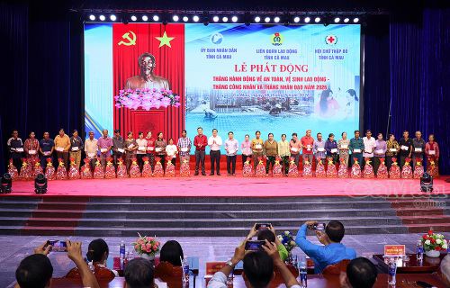 Phó Chủ tịch UBND tỉnh Huỳnh Chí Nguyện và Phó Chủ tịch Ủy ban MTTQ Việt Nam tỉnh Cà Mau Nguyễn Văn Khởi trao quà cho các hộ khó khăn trên địa bàn phường Hòa Thành.