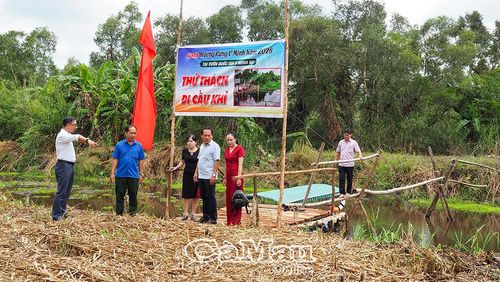 Ban Tổ chức kiểm tra không gian tổ chức các trò chơi dân gian và khu vực trưng bày sản phẩm đặc trưng địa phương.