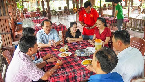Ông Nguyễn Chí Công, Phó Giám đốc Sở Văn hóa, Thể thao và Du lịch, làm việc tại Khu Du lịch sinh thái Mười Ngọt, kiểm tra công tác chuẩn bị các hoạt động trải nghiệm xuyên rừng.