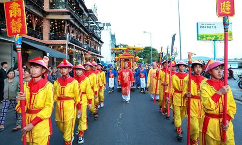 Lễ Nghinh Kiệu Bà Hàng ngàn người dân và du khách chiêm ngưỡng, đồng hành hai bên đường Đoàn rước lễ đăng ký lên đến cả ngàn người Lưu niệm cùng Đoàn chầu Mẫu đếntừ Cà Mau