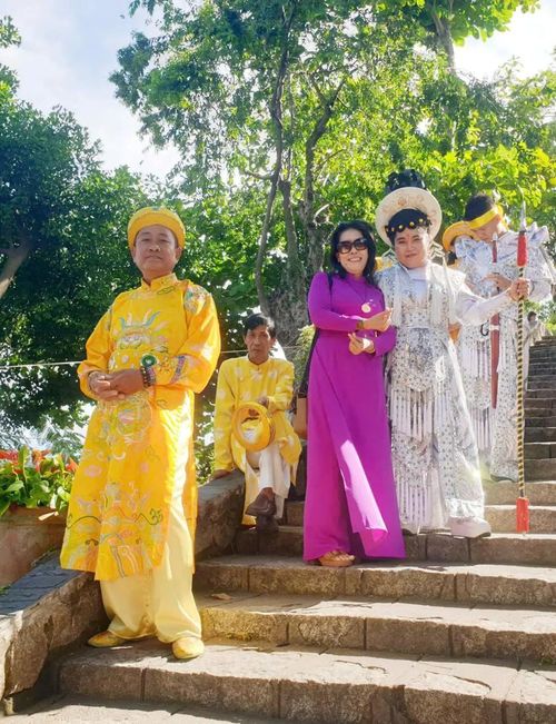 Lưu niệm cùng Đoàn chầu Mẫu đếntừ Cà Mau