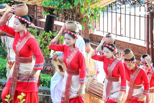 Các thiếu nữ Chăm mang nước từ Giếng Phật về đến khu vực Mandapa Các thiếu nữ Chăm thự chiện nghi thức dâng nước lên Mẫu tại khu vực Madapa Các chức sắc Chăm thực hiện nghi thức dâng lễ Mẫu Các đoàn tín ngưỡng thờ Mẫu lần lượt thực hiện nghi thức dâng nước Mẫu Người Chăm thiết lễ cúng tạ ơn và cầu bình an trong năm mới theo lịch Chăm tháng 1 là tháng 3 âm lịch Từ Mùng 10 tháng 3 âm lịch, đồng bào Chăm đã lũ lượt rủ nhau về tháp dâng lễ tạ ơn và cầu xin thần linh ban cho những điều tốt đẹp trong cuộc sống, cầu mưa thuận gió hòa, mùa màng tốt tươi, người dân ấm no hạnh phúc, cũng như tẩy uế những cái xấu của năm cũ để đón may mắn trong năm mới. Khu tiền đình Tháp gồm 12 cột nhỏ bên ngoài bao bọc 10 cột lớn là nơi người dân và du khách bái lễ bàn Thiên và check in. Người dân và du khách đông nghẹt trước cổng Tháp Bà Ponagar những ngày diễn ra lễ hội Các bô lão đồng bào Raglai cùng đông đảo bà con Raglai vùng Ninh Sơn (Ninh Thuận cũ) cùng theo mẫu hệ về tham dự lễ, bái kiến tại bàn Thiên Các đoàn tín ngưỡng thờ Mẫu chỉn chu vào điện chính dâng lễ. Lễ Nghinh Kiệu Bà Hàng ngàn người dân và du khách chiêm ngưỡng, đồng hành hai bên đường Đoàn rước lễ đăng ký lên đến cả ngàn người Lưu niệm cùng Đoàn chầu Mẫu đếntừ Cà Mau