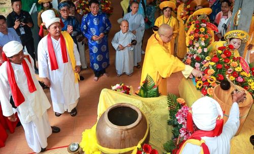 Nghi lễ xin nước từ Giếng Phật ở Chùa Hải Ấn-Bắc Nha Trang
