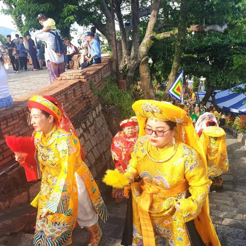 Lễ Nghinh Kiệu Bà Hàng ngàn người dân và du khách chiêm ngưỡng, đồng hành hai bên đường Đoàn rước lễ đăng ký lên đến cả ngàn người Lưu niệm cùng Đoàn chầu Mẫu đếntừ Cà Mau