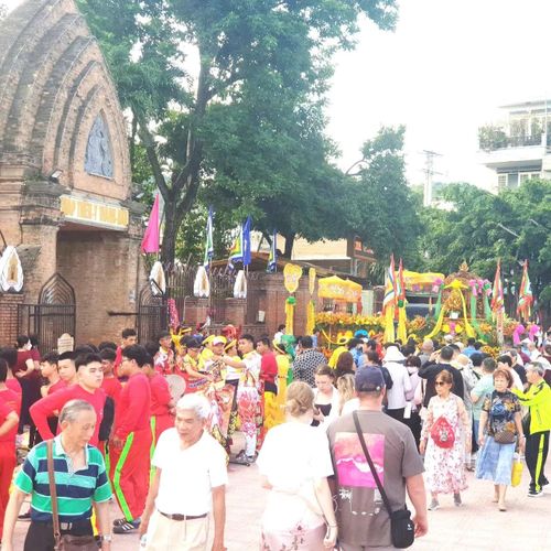 Người dân và du khách đông nghẹt trước cổng Tháp Bà Ponagar những ngày diễn ra lễ hội Các bô lão đồng bào Raglai cùng đông đảo bà con Raglai vùng Ninh Sơn (Ninh Thuận cũ) cùng theo mẫu hệ về tham dự lễ, bái kiến tại bàn Thiên Các đoàn tín ngưỡng thờ Mẫu chỉn chu vào điện chính dâng lễ. Lễ Nghinh Kiệu Bà Hàng ngàn người dân và du khách chiêm ngưỡng, đồng hành hai bên đường Đoàn rước lễ đăng ký lên đến cả ngàn người Lưu niệm cùng Đoàn chầu Mẫu đếntừ Cà Mau