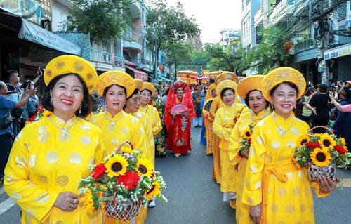 Đoàn rước lễ đăng ký lên đến cả ngàn người Lưu niệm cùng Đoàn chầu Mẫu đếntừ Cà Mau