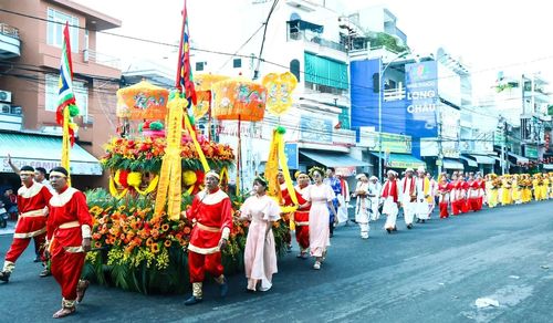 Long trọng và tôn nghiêm, Đoàn nghi lễ rước nước kéo dài cả km từ Tháp Bà Ponagar đến Giếng Phật ở Chùa Hải Ấn và quay về lại Tháp dâng nước lên Thánh Mẫu. Các vị chức sắc Chăm trong đoàn lễ rước nước Hành trình lễ rước nước kéo dài khoảng 1km Nghi lễ xin nước từ Giếng Phật ở Chùa Hải Ấn-Bắc Nha Trang