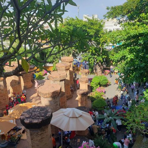 Khu tiền đình Tháp gồm 12 cột nhỏ bên ngoài bao bọc 10 cột lớn là nơi người dân và du khách bái lễ bàn Thiên và check in. Người dân và du khách đông nghẹt trước cổng Tháp Bà Ponagar những ngày diễn ra lễ hội Các bô lão đồng bào Raglai cùng đông đảo bà con Raglai vùng Ninh Sơn (Ninh Thuận cũ) cùng theo mẫu hệ về tham dự lễ, bái kiến tại bàn Thiên Các đoàn tín ngưỡng thờ Mẫu chỉn chu vào điện chính dâng lễ. Lễ Nghinh Kiệu Bà Hàng ngàn người dân và du khách chiêm ngưỡng, đồng hành hai bên đường Đoàn rước lễ đăng ký lên đến cả ngàn người Lưu niệm cùng Đoàn chầu Mẫu đếntừ Cà Mau