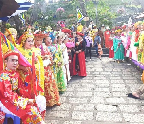 Lễ Nghinh Kiệu Bà Hàng ngàn người dân và du khách chiêm ngưỡng, đồng hành hai bên đường Đoàn rước lễ đăng ký lên đến cả ngàn người Lưu niệm cùng Đoàn chầu Mẫu đếntừ Cà Mau