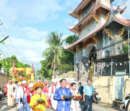 Đoàn mang nước từ Giếng Phật, chùa Hải Ấn về lại Tháp Bà Ponagar Lễ rước nước mang ý nghĩa cầu mưa thuận gió hòa, mùa màng tươi tốt. Các thiếu nữ Chăm mang nước từ Giếng Phật về đến khu vực Mandapa Các thiếu nữ Chăm thự chiện nghi thức dâng nước lên Mẫu tại khu vực Madapa Các chức sắc Chăm thực hiện nghi thức dâng lễ Mẫu Các đoàn tín ngưỡng thờ Mẫu lần lượt thực hiện nghi thức dâng nước Mẫu Người Chăm thiết lễ cúng tạ ơn và cầu bình an trong năm mới theo lịch Chăm tháng 1 là tháng 3 âm lịch Từ Mùng 10 tháng 3 âm lịch, đồng bào Chăm đã lũ lượt rủ nhau về tháp dâng lễ tạ ơn và cầu xin thần linh ban cho những điều tốt đẹp trong cuộc sống, cầu mưa thuận gió hòa, mùa màng tốt tươi, người dân ấm no hạnh phúc, cũng như tẩy uế những cái xấu của năm cũ để đón may mắn trong năm mới. Khu tiền đình Tháp gồm 12 cột nhỏ bên ngoài bao bọc 10 cột lớn là nơi người dân và du khách bái lễ bàn Thiên và check in. Người dân và du khách đông nghẹt trước cổng Tháp Bà Ponagar những ngày diễn ra lễ hội Các bô lão đồng bào Raglai cùng đông đảo bà con Raglai vùng Ninh Sơn (Ninh Thuận cũ) cùng theo mẫu hệ về tham dự lễ, bái kiến tại bàn Thiên Các đoàn tín ngưỡng thờ Mẫu chỉn chu vào điện chính dâng lễ. Lễ Nghinh Kiệu Bà Hàng ngàn người dân và du khách chiêm ngưỡng, đồng hành hai bên đường Đoàn rước lễ đăng ký lên đến cả ngàn người Lưu niệm cùng Đoàn chầu Mẫu đếntừ Cà Mau