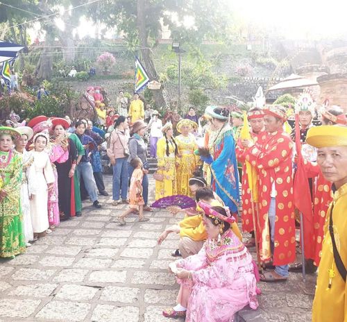Lễ Nghinh Kiệu Bà Hàng ngàn người dân và du khách chiêm ngưỡng, đồng hành hai bên đường Đoàn rước lễ đăng ký lên đến cả ngàn người Lưu niệm cùng Đoàn chầu Mẫu đếntừ Cà Mau