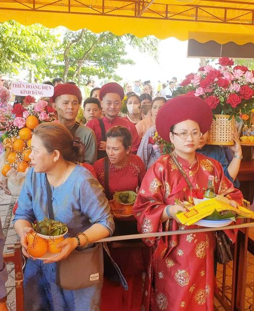 Lễ Nghinh Kiệu Bà Hàng ngàn người dân và du khách chiêm ngưỡng, đồng hành hai bên đường Đoàn rước lễ đăng ký lên đến cả ngàn người Lưu niệm cùng Đoàn chầu Mẫu đếntừ Cà Mau