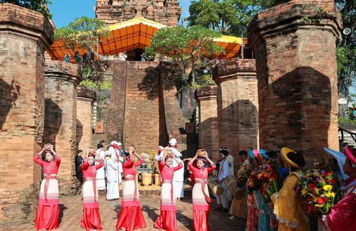 Các thiếu nữ Chăm thự chiện nghi thức dâng nước lên Mẫu tại khu vực Madapa Các chức sắc Chăm thực hiện nghi thức dâng lễ Mẫu Các đoàn tín ngưỡng thờ Mẫu lần lượt thực hiện nghi thức dâng nước Mẫu Người Chăm thiết lễ cúng tạ ơn và cầu bình an trong năm mới theo lịch Chăm tháng 1 là tháng 3 âm lịch Từ Mùng 10 tháng 3 âm lịch, đồng bào Chăm đã lũ lượt rủ nhau về tháp dâng lễ tạ ơn và cầu xin thần linh ban cho những điều tốt đẹp trong cuộc sống, cầu mưa thuận gió hòa, mùa màng tốt tươi, người dân ấm no hạnh phúc, cũng như tẩy uế những cái xấu của năm cũ để đón may mắn trong năm mới. Khu tiền đình Tháp gồm 12 cột nhỏ bên ngoài bao bọc 10 cột lớn là nơi người dân và du khách bái lễ bàn Thiên và check in. Người dân và du khách đông nghẹt trước cổng Tháp Bà Ponagar những ngày diễn ra lễ hội Các bô lão đồng bào Raglai cùng đông đảo bà con Raglai vùng Ninh Sơn (Ninh Thuận cũ) cùng theo mẫu hệ về tham dự lễ, bái kiến tại bàn Thiên Các đoàn tín ngưỡng thờ Mẫu chỉn chu vào điện chính dâng lễ. Lễ Nghinh Kiệu Bà Hàng ngàn người dân và du khách chiêm ngưỡng, đồng hành hai bên đường Đoàn rước lễ đăng ký lên đến cả ngàn người Lưu niệm cùng Đoàn chầu Mẫu đếntừ Cà Mau