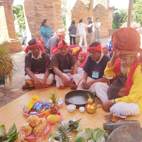 Các bô lão đồng bào Raglai cùng đông đảo bà con Raglai vùng Ninh Sơn (Ninh Thuận cũ) cùng theo mẫu hệ về tham dự lễ, bái kiến tại bàn Thiên Các đoàn tín ngưỡng thờ Mẫu chỉn chu vào điện chính dâng lễ. Lễ Nghinh Kiệu Bà Hàng ngàn người dân và du khách chiêm ngưỡng, đồng hành hai bên đường Đoàn rước lễ đăng ký lên đến cả ngàn người Lưu niệm cùng Đoàn chầu Mẫu đếntừ Cà Mau