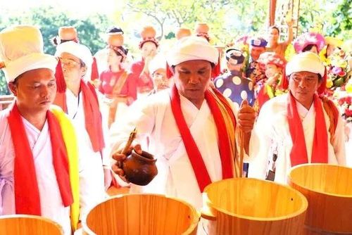 Các chức sắc Chăm thực hiện nghi thức dâng lễ Mẫu Các đoàn tín ngưỡng thờ Mẫu lần lượt thực hiện nghi thức dâng nước Mẫu Người Chăm thiết lễ cúng tạ ơn và cầu bình an trong năm mới theo lịch Chăm tháng 1 là tháng 3 âm lịch Từ Mùng 10 tháng 3 âm lịch, đồng bào Chăm đã lũ lượt rủ nhau về tháp dâng lễ tạ ơn và cầu xin thần linh ban cho những điều tốt đẹp trong cuộc sống, cầu mưa thuận gió hòa, mùa màng tốt tươi, người dân ấm no hạnh phúc, cũng như tẩy uế những cái xấu của năm cũ để đón may mắn trong năm mới. Khu tiền đình Tháp gồm 12 cột nhỏ bên ngoài bao bọc 10 cột lớn là nơi người dân và du khách bái lễ bàn Thiên và check in. Người dân và du khách đông nghẹt trước cổng Tháp Bà Ponagar những ngày diễn ra lễ hội Các bô lão đồng bào Raglai cùng đông đảo bà con Raglai vùng Ninh Sơn (Ninh Thuận cũ) cùng theo mẫu hệ về tham dự lễ, bái kiến tại bàn Thiên Các đoàn tín ngưỡng thờ Mẫu chỉn chu vào điện chính dâng lễ. Lễ Nghinh Kiệu Bà Hàng ngàn người dân và du khách chiêm ngưỡng, đồng hành hai bên đường Đoàn rước lễ đăng ký lên đến cả ngàn người Lưu niệm cùng Đoàn chầu Mẫu đếntừ Cà Mau