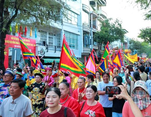 Hàng ngàn người dân và du khách chiêm ngưỡng, đồng hành hai bên đường Đoàn rước lễ đăng ký lên đến cả ngàn người Lưu niệm cùng Đoàn chầu Mẫu đếntừ Cà Mau