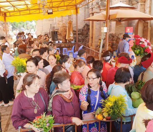 Lễ Nghinh Kiệu Bà Hàng ngàn người dân và du khách chiêm ngưỡng, đồng hành hai bên đường Đoàn rước lễ đăng ký lên đến cả ngàn người Lưu niệm cùng Đoàn chầu Mẫu đếntừ Cà Mau
