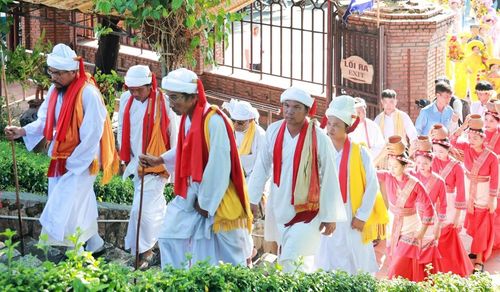 Lễ rước nước mang ý nghĩa cầu mưa thuận gió hòa, mùa màng tươi tốt. Các thiếu nữ Chăm mang nước từ Giếng Phật về đến khu vực Mandapa Các thiếu nữ Chăm thự chiện nghi thức dâng nước lên Mẫu tại khu vực Madapa Các chức sắc Chăm thực hiện nghi thức dâng lễ Mẫu Các đoàn tín ngưỡng thờ Mẫu lần lượt thực hiện nghi thức dâng nước Mẫu Người Chăm thiết lễ cúng tạ ơn và cầu bình an trong năm mới theo lịch Chăm tháng 1 là tháng 3 âm lịch Từ Mùng 10 tháng 3 âm lịch, đồng bào Chăm đã lũ lượt rủ nhau về tháp dâng lễ tạ ơn và cầu xin thần linh ban cho những điều tốt đẹp trong cuộc sống, cầu mưa thuận gió hòa, mùa màng tốt tươi, người dân ấm no hạnh phúc, cũng như tẩy uế những cái xấu của năm cũ để đón may mắn trong năm mới. Khu tiền đình Tháp gồm 12 cột nhỏ bên ngoài bao bọc 10 cột lớn là nơi người dân và du khách bái lễ bàn Thiên và check in. Người dân và du khách đông nghẹt trước cổng Tháp Bà Ponagar những ngày diễn ra lễ hội Các bô lão đồng bào Raglai cùng đông đảo bà con Raglai vùng Ninh Sơn (Ninh Thuận cũ) cùng theo mẫu hệ về tham dự lễ, bái kiến tại bàn Thiên Các đoàn tín ngưỡng thờ Mẫu chỉn chu vào điện chính dâng lễ. Lễ Nghinh Kiệu Bà Hàng ngàn người dân và du khách chiêm ngưỡng, đồng hành hai bên đường Đoàn rước lễ đăng ký lên đến cả ngàn người Lưu niệm cùng Đoàn chầu Mẫu đếntừ Cà Mau