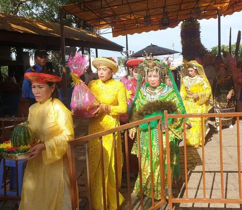 Các đoàn tín ngưỡng thờ Mẫu chỉn chu vào điện chính dâng lễ. Lễ Nghinh Kiệu Bà Hàng ngàn người dân và du khách chiêm ngưỡng, đồng hành hai bên đường Đoàn rước lễ đăng ký lên đến cả ngàn người Lưu niệm cùng Đoàn chầu Mẫu đếntừ Cà Mau
