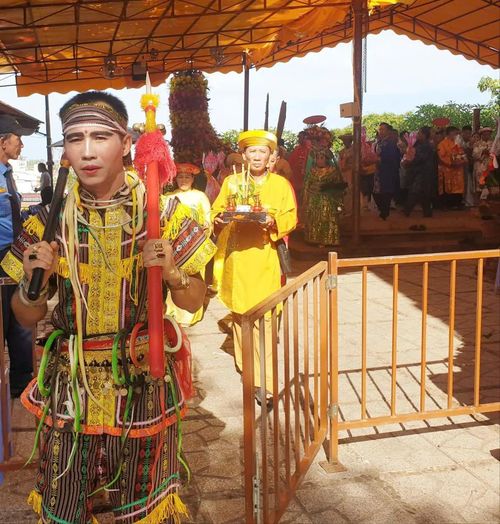 Lễ Nghinh Kiệu Bà Hàng ngàn người dân và du khách chiêm ngưỡng, đồng hành hai bên đường Đoàn rước lễ đăng ký lên đến cả ngàn người Lưu niệm cùng Đoàn chầu Mẫu đếntừ Cà Mau
