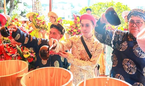 Các đoàn tín ngưỡng thờ Mẫu lần lượt thực hiện nghi thức dâng nước Mẫu Người Chăm thiết lễ cúng tạ ơn và cầu bình an trong năm mới theo lịch Chăm tháng 1 là tháng 3 âm lịch Từ Mùng 10 tháng 3 âm lịch, đồng bào Chăm đã lũ lượt rủ nhau về tháp dâng lễ tạ ơn và cầu xin thần linh ban cho những điều tốt đẹp trong cuộc sống, cầu mưa thuận gió hòa, mùa màng tốt tươi, người dân ấm no hạnh phúc, cũng như tẩy uế những cái xấu của năm cũ để đón may mắn trong năm mới. Khu tiền đình Tháp gồm 12 cột nhỏ bên ngoài bao bọc 10 cột lớn là nơi người dân và du khách bái lễ bàn Thiên và check in. Người dân và du khách đông nghẹt trước cổng Tháp Bà Ponagar những ngày diễn ra lễ hội Các bô lão đồng bào Raglai cùng đông đảo bà con Raglai vùng Ninh Sơn (Ninh Thuận cũ) cùng theo mẫu hệ về tham dự lễ, bái kiến tại bàn Thiên Các đoàn tín ngưỡng thờ Mẫu chỉn chu vào điện chính dâng lễ. Lễ Nghinh Kiệu Bà Hàng ngàn người dân và du khách chiêm ngưỡng, đồng hành hai bên đường Đoàn rước lễ đăng ký lên đến cả ngàn người Lưu niệm cùng Đoàn chầu Mẫu đếntừ Cà Mau