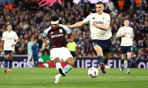 Aston Villa vào chung kết Europa League.