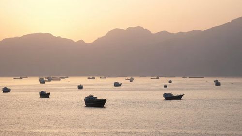 Tàu thuyền ở eo biển Hormuz (Ảnh: Reuters)