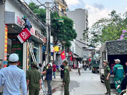 Ban Chỉ đạo 197 phường Phú Diễn tăng cường kiểm tra, xử lý vi phạm trật tự đô thị tại các tuyến phố trọng điểm chiều ngày 7-5.