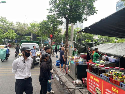 Các hộ kinh doanh chủ động thu dọn hàng hóa sau khi được tuyên truyền, nhắc nhở.
