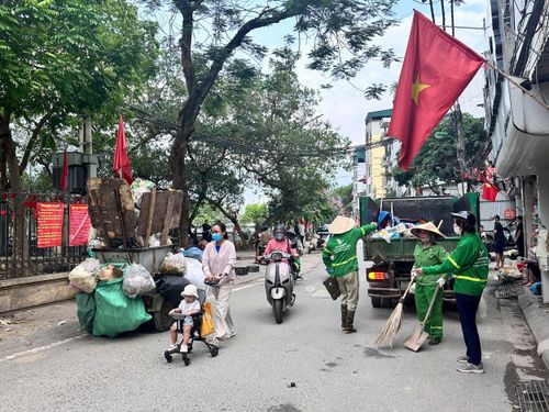 Lực lượng vệ sinh môi trường phối hợp thu gom, vận chuyển rác thải, phế thải ngay trong quá trình ra quân xử lý vi phạm trật tự đô thị trên địa bàn phường Phú Diễn chiều ngày 7-5.