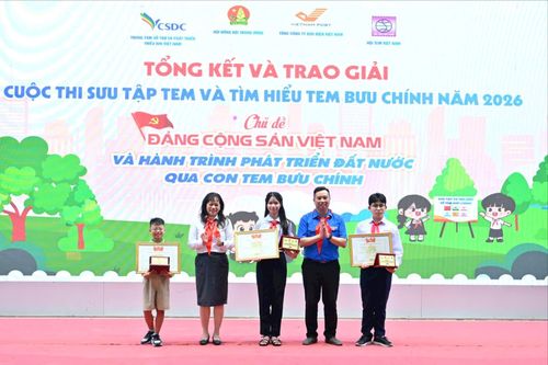 Đại diện Ban tổ chức cuộc thi trao các giải Nhất cho các em thiếu nhi. Ảnh: Phan Linh