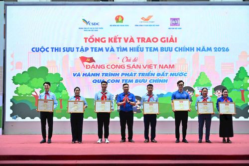 Ban tổ chức trao giải tập thể cho Hội đồng Đội các địa phương và các liên đội có số lượng bài thi lớn và nhiều bài dự thi đạt chất lượng cao. Ảnh: Phan Linh