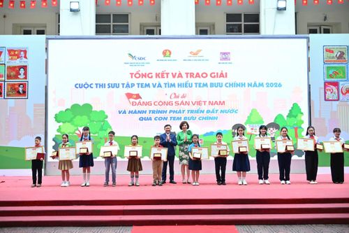 Ban tổ chức trao giải cho các em thiếu nhi. Ảnh: Phan Linh