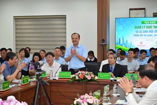 Các đại biểu tham dự tọa đàm về “Quản lý chất thải rắn và vệ sinh môi trường trong đô thị xanh, thông minh”. Ảnh: Thu Hồng