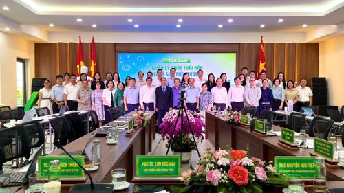 Tọa đàm về “Quản lý chất thải rắn và vệ sinh môi trường trong đô thị xanh, thông minh” thu hút nhiều nhà khoa học, chuyên gia môi trường tham dự. Ảnh: Thu Hồng