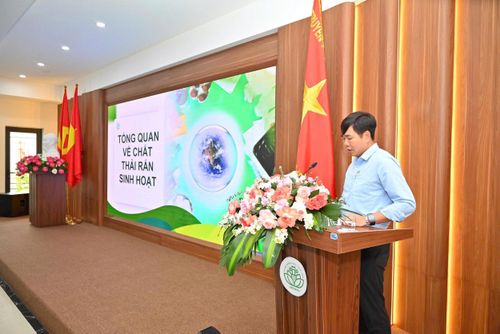 Phó Tổng giám đốc URENCO Nguyễn Thanh Sơn tham gia tọa đàm về nội dung "Đô thị xanh - thông minh kiến tạo kinh tế xanh trong quản lý chất thải rắn sinh hoạt và vệ sinh công cộng". Ảnh: Thu Hồng