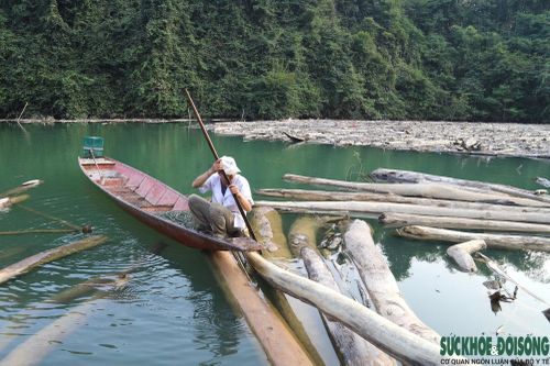 Xuồng máy của người dân xã Nhôn Mai ở các bản ven sông Nậm Nơn bị bủa vây bởi rác, thân gỗ và ngừng hoạt động từ nhiều tháng qua.