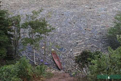 Dọc ven bờ sông Nậm Nơn qua địa bàn các xã Hữu Khuông, Nhôn Mai dễ dàng bắt gặp cảnh thuyền, xuồng nhỏ bị bỏ hoang do không thể khởi động, vận hành phương tiện.
