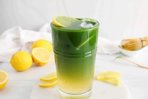 Matcha chanh mật ong mang hương vị thanh mát hơn, đặc biệt phù hợp trong những ngày thời tiết oi nóng.