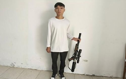 Đối tượng Phàn Văn Ngọc cùng tang vật vụ án bị cơ quan công an thu giữ. Ảnh: Công an tỉnh Lai Châu.
