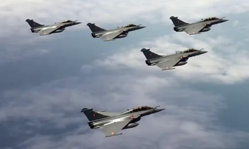 Dù phải cạnh tranh với tiêm kích tàng hình F-35 Lightning II của Mỹ hay chiến đấu cơ Eurofighter Typhoon của châu Âu, Rafale vẫn giữ vị trí riêng nhờ tính linh hoạt, độ tin cậy và khả năng tác chiến toàn diện.