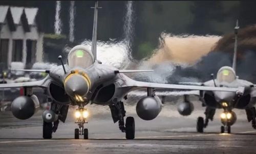 Trong vai trò không chiến, Rafale thường mang theo tên lửa không đối không tầm xa Meteor và tên lửa MICA dẫn đường radar hoặc hồng ngoại.