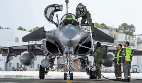 Radar mảng quét điện tử chủ động RBE2 AESA cho phép máy bay theo dõi đồng thời nhiều mục tiêu ở khoảng cách xa, đồng thời tăng khả năng chống nhiễu điện tử.